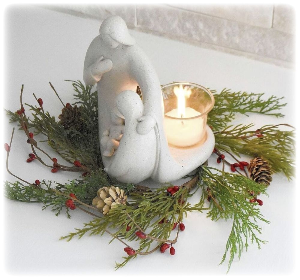 Cedar Christmas Wreath with Red Pip Berries for Cupboard Doors, Windows, Centerpieces, Statues, Lanterns, Nativity, Candles