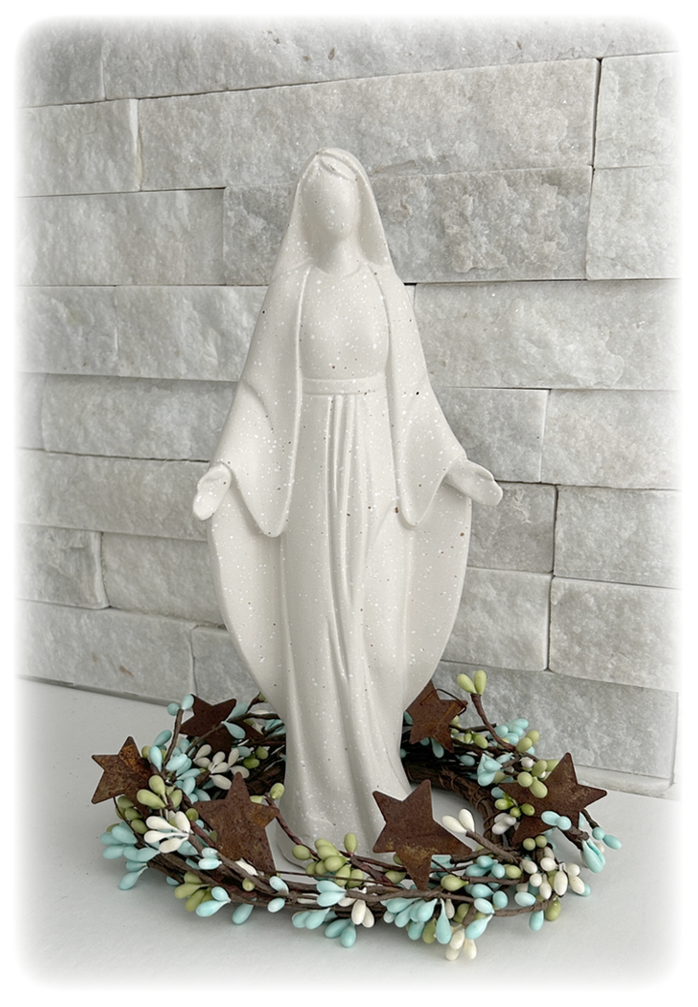 Accent Wreath with Vintage Stars for Statues, Lanterns, or Home Decor